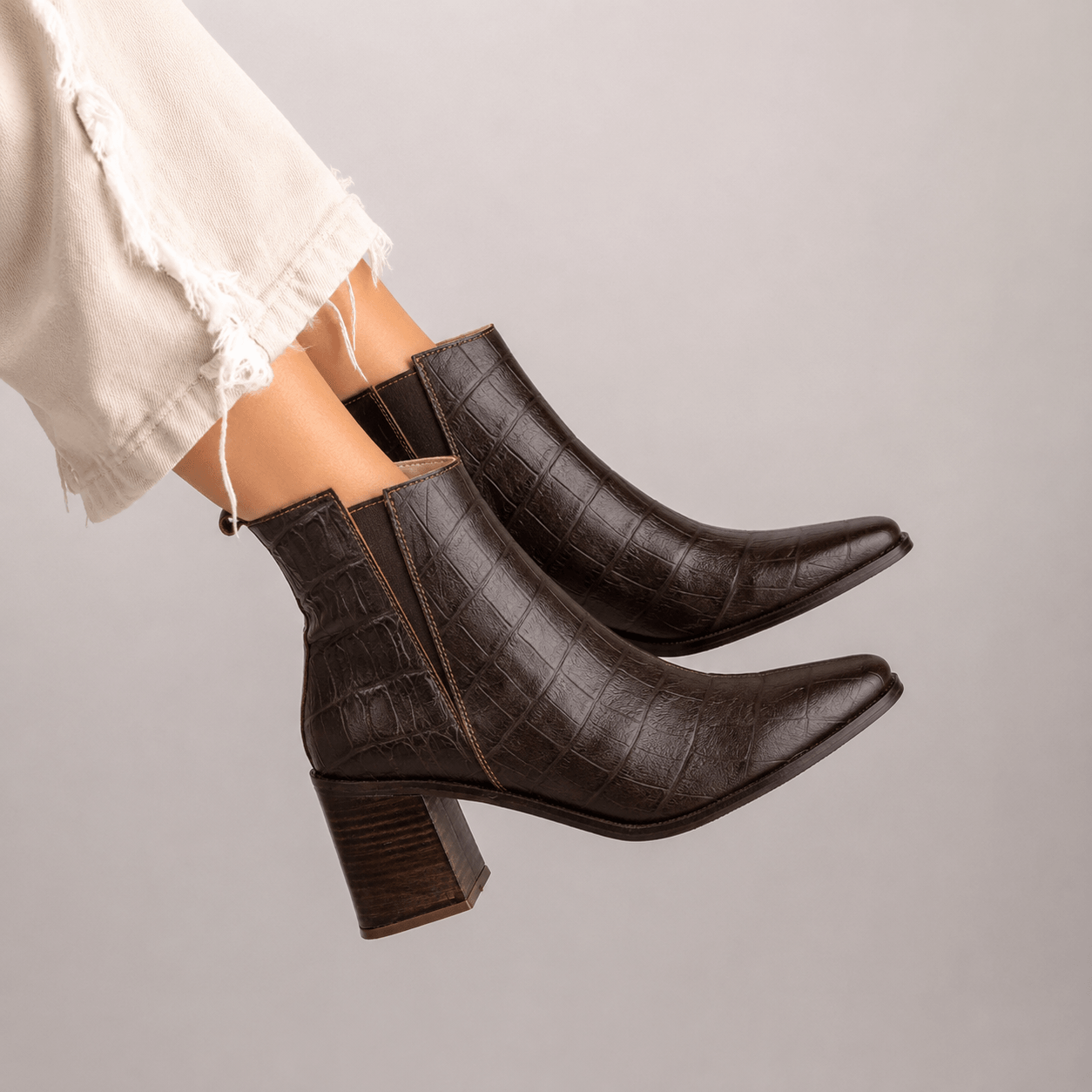 Botas cortas de cuero reptil con taco.